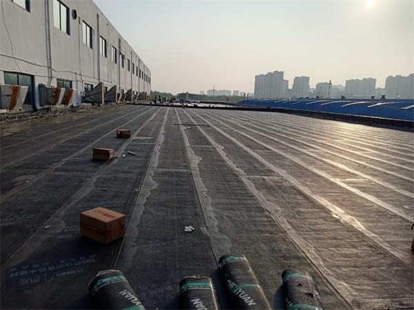 济南屋顶补漏施工中
